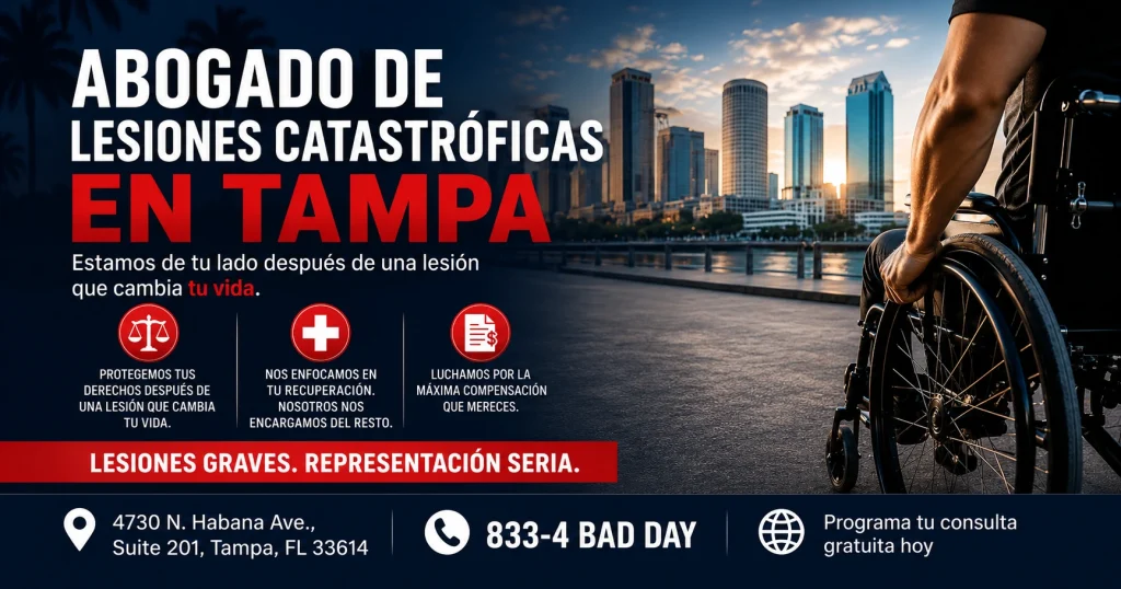 Abogado de lesiones catastróficas en Tampa con imagen de una persona en silla de ruedas frente al skyline de Tampa, destacando apoyo legal después de una lesión grave.